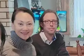 大宋佳定居比利时，携洋老公参加聚会被赞没架子，60岁卖衣服赚钱图片