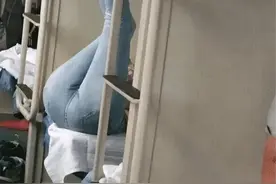 火车上妹子睡卧铺也不老实，这谁顶得住啊？哈哈哈上去就是一巴掌图片