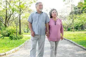 62岁阿姨：尽心尽力照顾瘫痪再婚老伴，没想到我结局那么悲惨图片