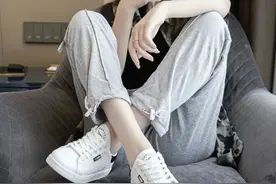 小白鞋容易脏，刷不干净怎么办？别用洗衣粉，教你一招：白净如新图片