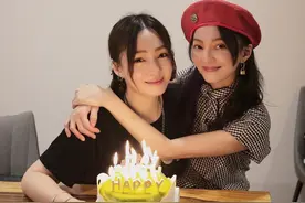 张韶涵为妹妹庆生，差1岁却长得像双胞胎，万梓良前妻携女儿现身图片