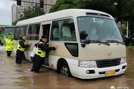 暴雨来袭，茂名交警“小黄人”雨中排险保畅通！图片