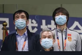 威慑力十足！鄂牌警车停在足协大楼下面，有球员吓得腿软无法训练图片