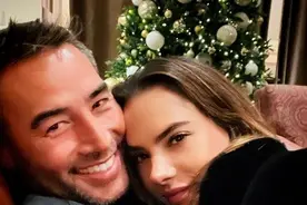 维密超模AA躺在亚裔男友怀中好甜！雪地里穿比基尼好勇猛，太性感图片