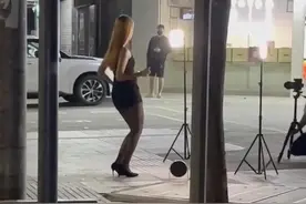 广东湛江：女子性感着装街边跳舞直播，疑似男友全方位现场拍摄图片