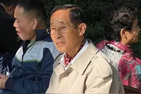 六七十岁男人，发型尽量不要“剃光头”和“烫卷发”，这些更洋气图片