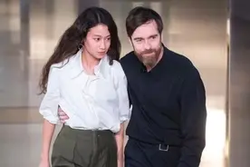 这位158亚裔设计师靠“衬衣+阔腿裤”出圈，显高显气质，值得借鉴图片