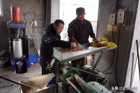 菜市场新骗局，现榨花生油只要10元一斤，你敢买吗？图片