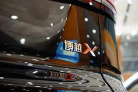到店实拍吉利博越X，就是冲着年轻消费者来的图片