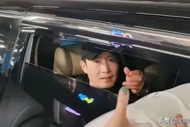 57岁黎明素颜近距离怼脸拍视频：皮肤白净状态佳，手指修长好抢眼图片