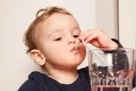 出现这两个信号，说明宝宝缺水了，家长要及时给娃补水图片