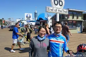 2015年杭州夫妇嫌国内医疗费贵，出国后一看住院费用，哭着要回国图片