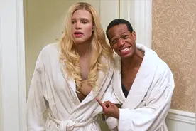 黑人兄弟假扮成白人美女，不但没人发现，还被黑老大爱上，喜剧片图片