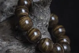 推荐收藏：盘玩与保养金丝楠手串的实用方法，满满干货图片