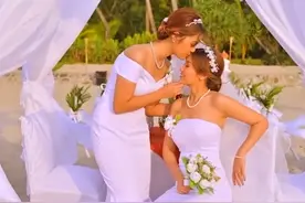 缅甸一对高颜值同性恋宣布订婚，大方晒出亲吻美照图片