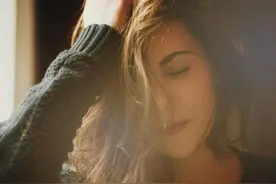 男人不主动联系你，不必死缠烂打，试试这样做不仅聪明还有格局图片