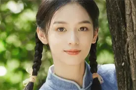 她被誉为“神颜小花”，被李冰冰力捧，仅4年就拥有“逆天”资源图片