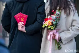 520婚姻登记火爆，“加个班”是值得的图片