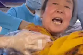 老太占飞机靠窗座对女孩大吵：小孩子就应该让老人图片