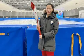 魏秋月、张常宁、惠若琪等6位女排姑娘，和宋世雄、白岩松合影图片