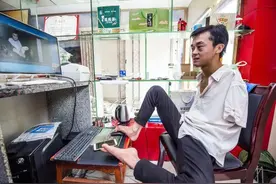 湖北无臂小伙9个月丧父，5岁被人拐卖，现如今成功创业苦尽甘来图片