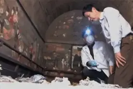 2009年，陕西工地发现古墓，墓中有一对盖被睡觉的男女图片