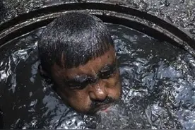 这就是印度掏粪工：全身浸入粪水无防护，每5天就有一人被呛死图片