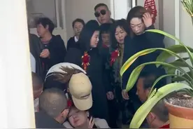 唐山闹婚，堵门一小时不让进，丈母娘被气晕，吃两颗救心丸才恢复图片