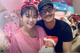 泰星Weir夫妇晒爱女中国风近照，祝大家中国新年快乐图片