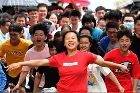 三年前，那个兴奋冲出考场“劈叉”的女生，后来考得怎么样图片