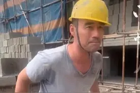 王旭重回工地干活！咬牙搬砖汗水湿透衣服，刘刚却事业顺利坐豪车图片