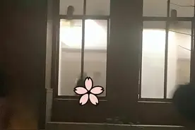 广东高校情侣厕所激情事件惊动众人，男生努力逃离现场引发热议！图片