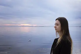 女人喜欢你，有三个小动作很明显，不妨主动一点图片