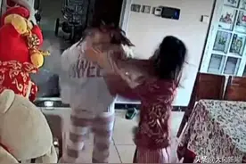 楼下嫌楼上孩子吵踹门动粗，警方以涉嫌非法侵入住宅对打人夫妇立案侦查，公益律师提醒：疫情之下别冲动图片