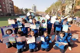 萌娃闯关叠衣服、整理书包、扫地，这所小学劳动技能评价很燃！看谁是“劳动技能小达人”？图片