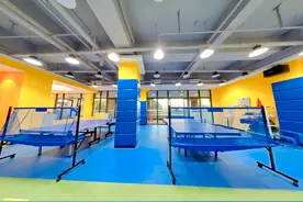 乒乓球培训机构，乒乓球基本步伐训练图片
