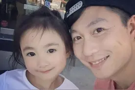 奥运冠军李小鹏女儿参加花滑比赛，意外摔倒优雅起身，长相变化大图片