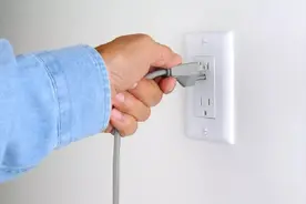 电动车充电器指示灯变绿后，应该立刻拔下电源插头吗？做错伤电池图片