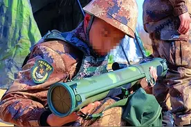 又炸又烧的解放军新一代云爆火箭筒：PF11式93毫米火箭筒图片