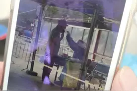 郭德纲一家排队现身！小儿子身材太胖，王慧穿“花裤子”显瘦不少图片