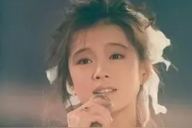 “元祖歌姬”中森明菜的穿搭真潮，衬衣、针织＋半裙，复古又时髦图片