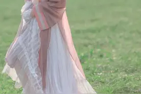 当女孩帮助女孩，抵得过世间万般温柔图片