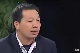 2010年河北小商贩在与顾客交谈后，找到失踪17年的生母，激动落泪图片