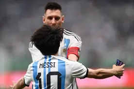 梅西球迷冲入场内，他爽了，然后呢？图片