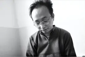 回顾卖房卖车花40万救治女友，女友康复另嫁他人，小伙捡破烂为生图片