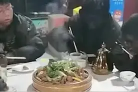 山西小伙大口吃肉，一个个脸上漆黑，这一幕五味杂陈图片