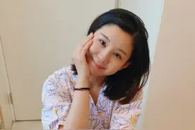 李小萌官宣二胎得子，坚持顺产被赞勇敢，晒一家四口幸福温馨图片