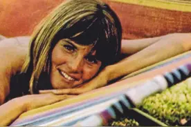 昔日貌美女星如今年老色衰住船屋，手拎塑料袋拄拐杖出行令人唏嘘图片