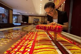 黄金价格下降，金店却“按兵不动”？内行：看时间购买图片