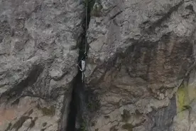 浙江临海一男子攀峭壁探险仅拽一绳身悬半空，消防历时5小时救援图片